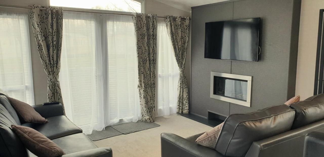 Lakeside Cotswold Holiday Home Cirencester Exterior foto