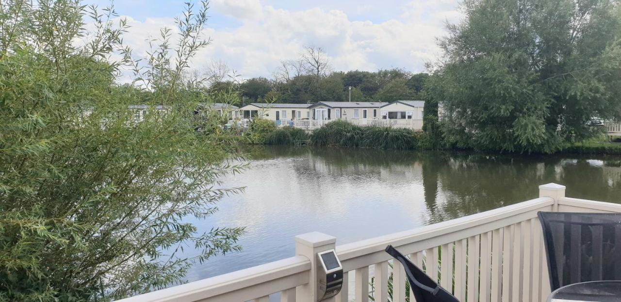 Lakeside Cotswold Holiday Home Cirencester Exterior foto