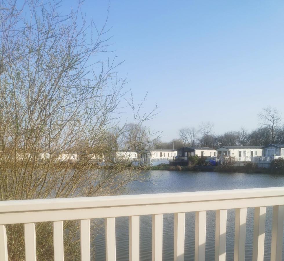 Lakeside Cotswold Holiday Home Cirencester Exterior foto